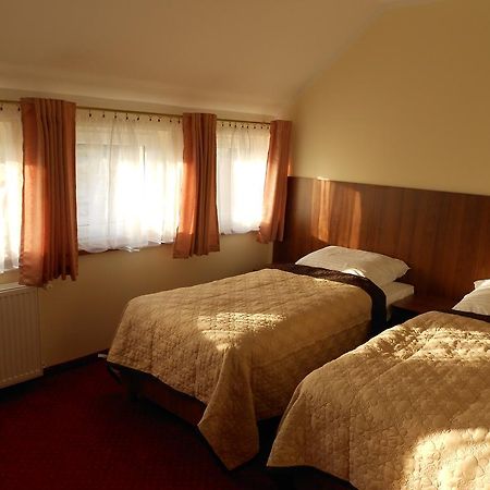 Pokoje Goscinne Viktorjan Raszowa Extérieur photo