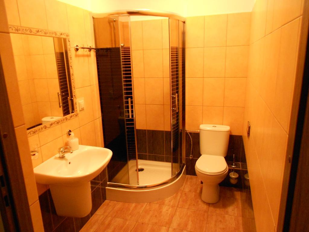 Pokoje Goscinne Viktorjan Raszowa Extérieur photo